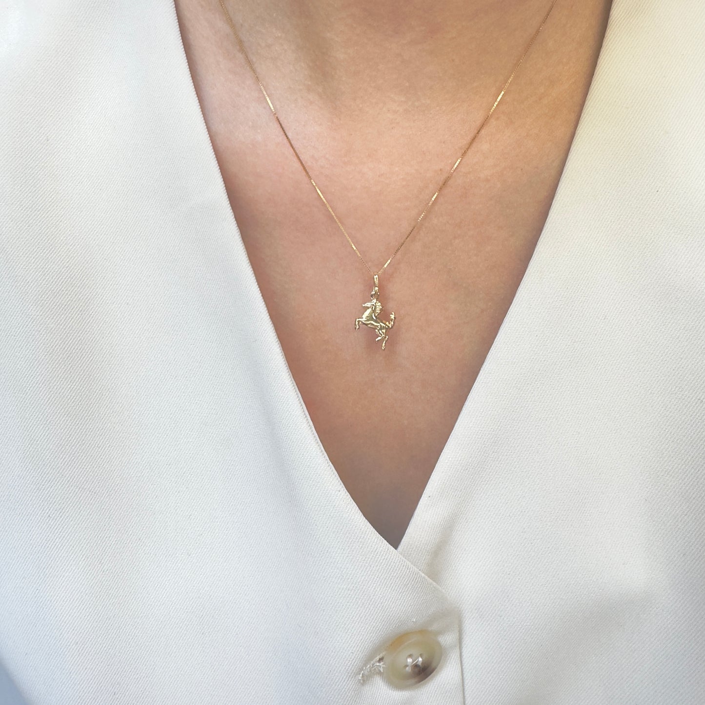 COLLAR DE ORO ITALY 14K KILATES DISEÑO CABALLO GALOPANDO