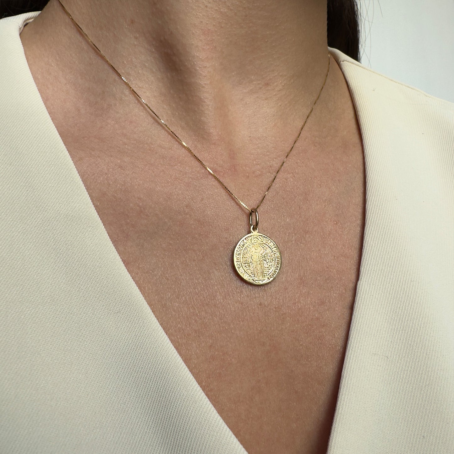 DIJE MEDALLA DE ORO 14K KILATES DISEÑO SAN BENITO 1.4 CM