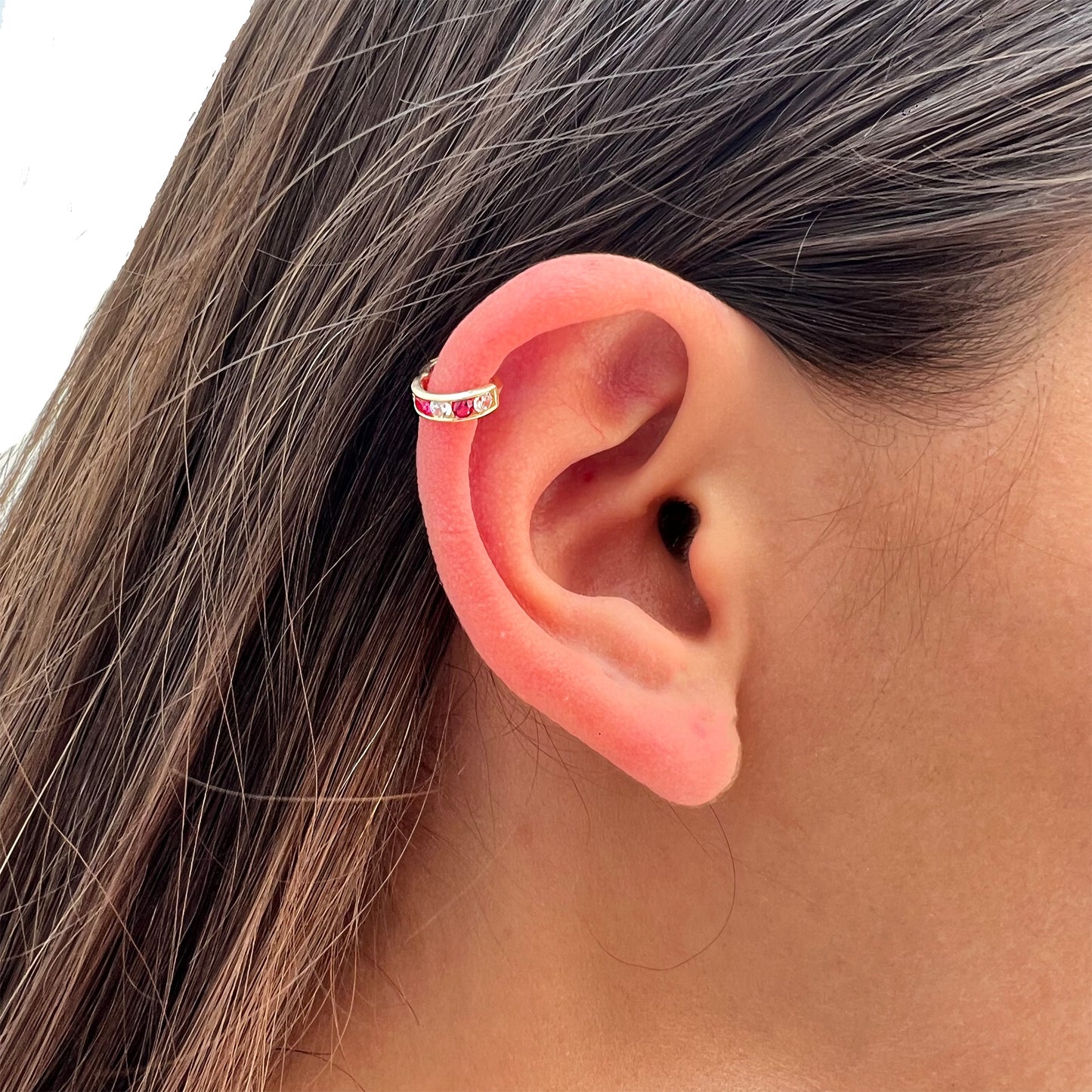 ARETES HUGGIES ORO 14 KILATES PIEDRAS COLORES