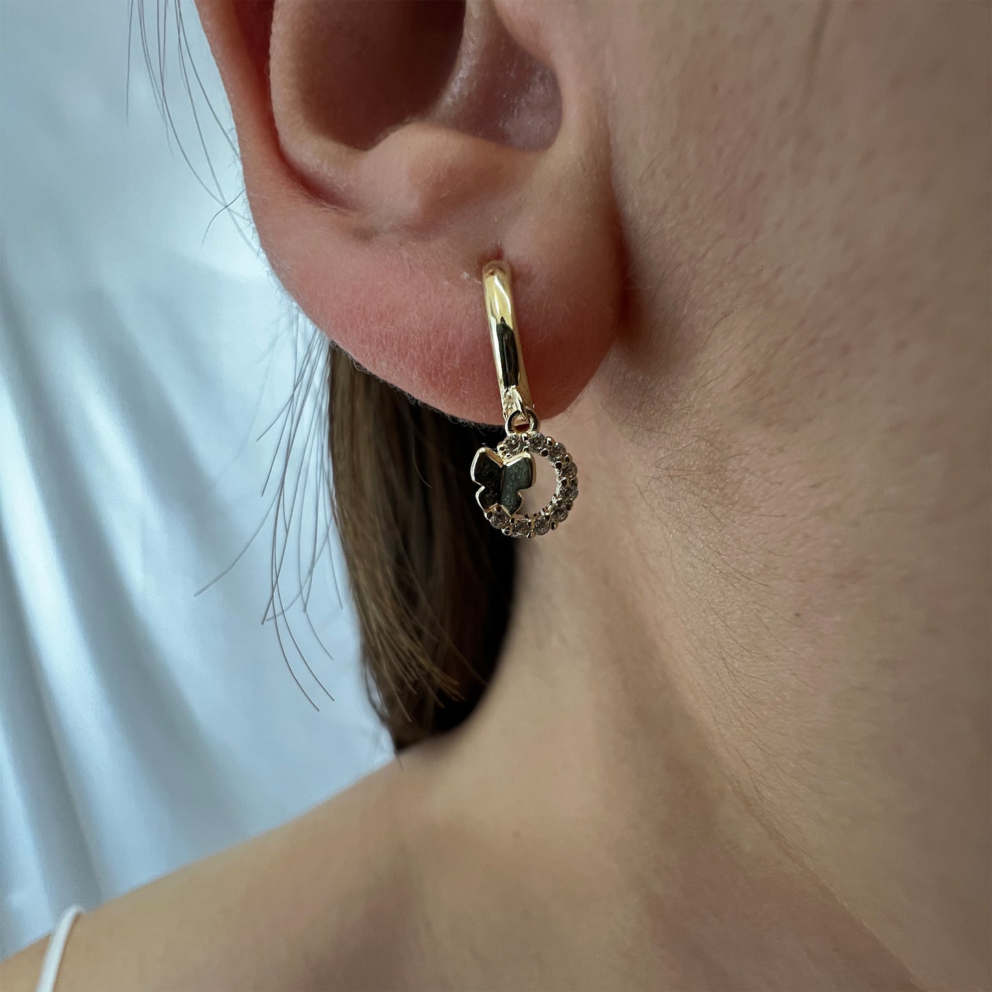 Aretes Oro Italiano 10 Kilates Huggies Con Mariposa