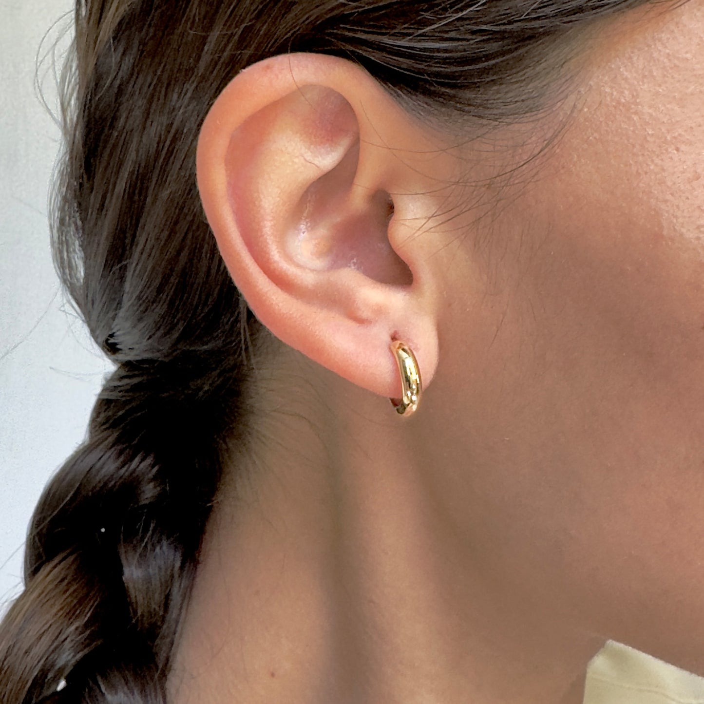 ARETES COQUETAS ORO 14 KILATES LISAS 1.3 CM DI X 3.5 MM ANCHO