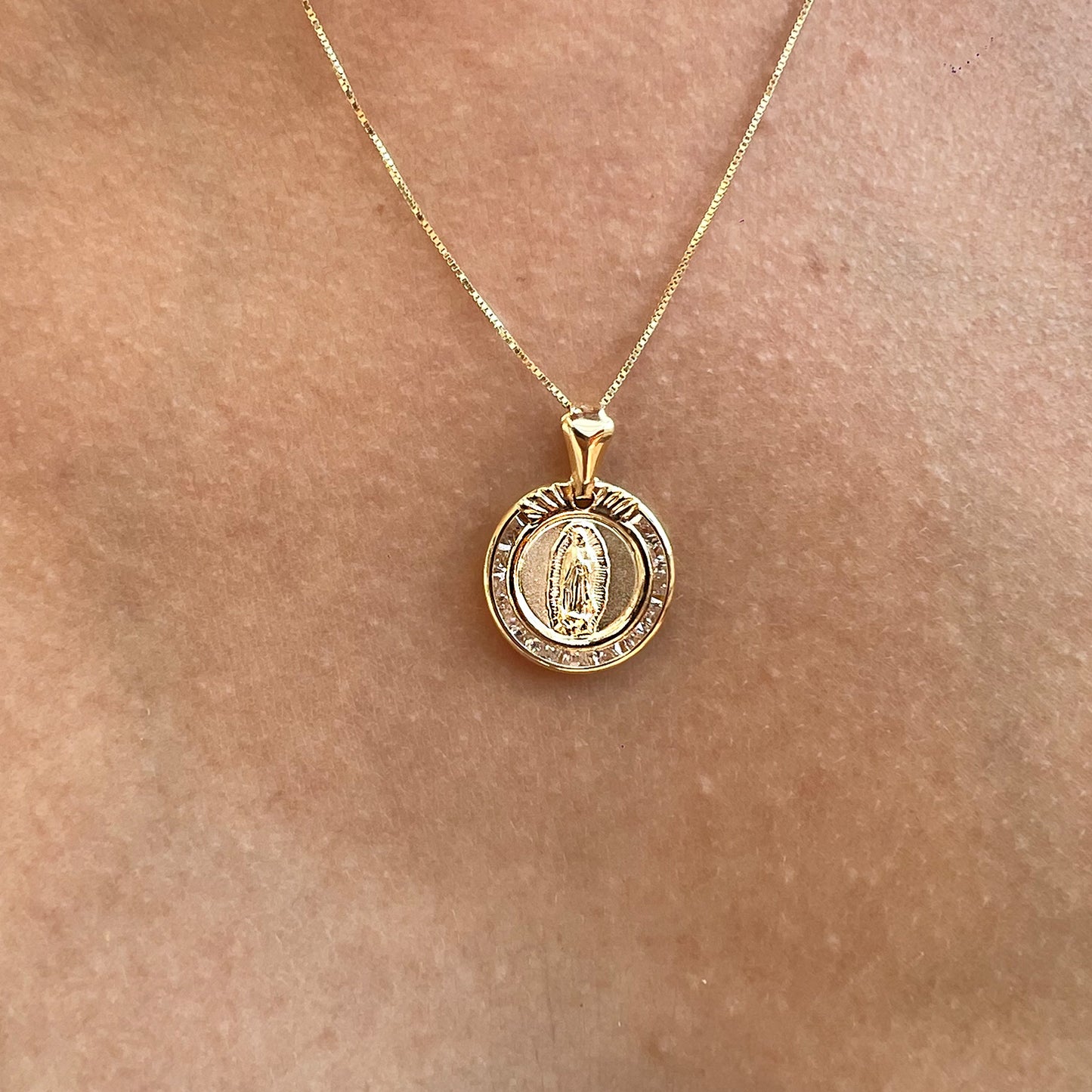 Dije Medalla Virgen de Guadalupe Piedras Oro 14 Kilates