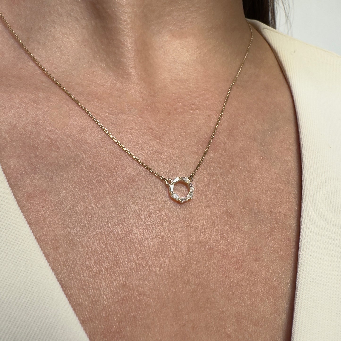 Collar Gargantilla de Oro 10K Kilates Diseño Circulo Baguettes para dama