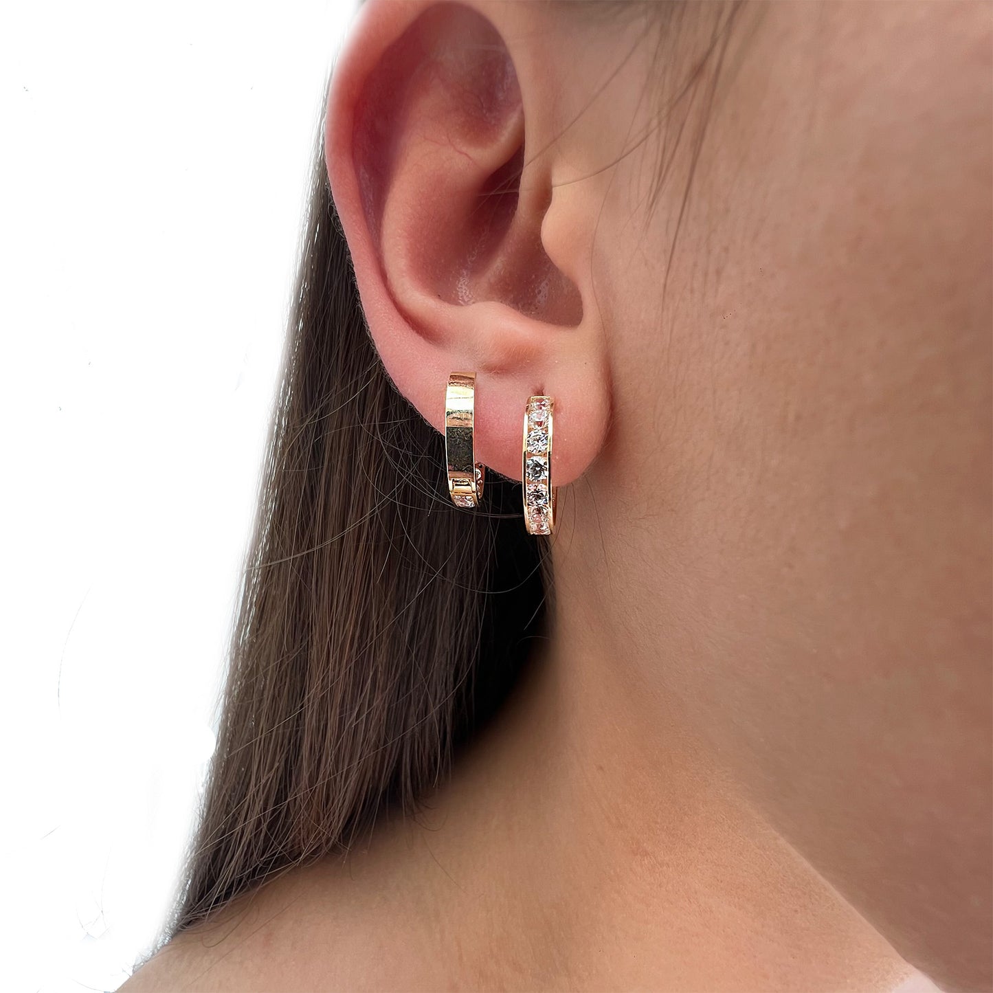ARETES ORO 14 KILATES HUGGIES DOBLE VISTA MEDIANOS