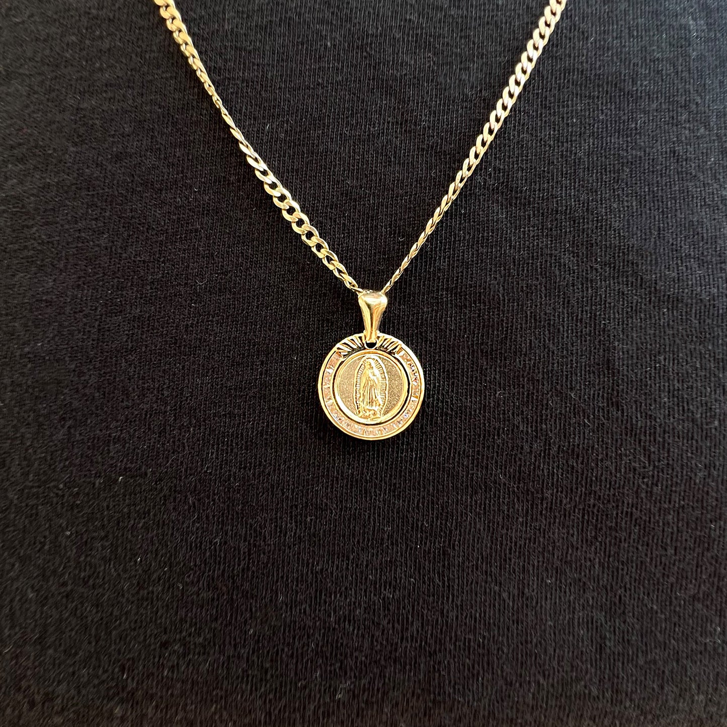 Dije Medalla Virgen de Guadalupe Piedras Oro 14 Kilates