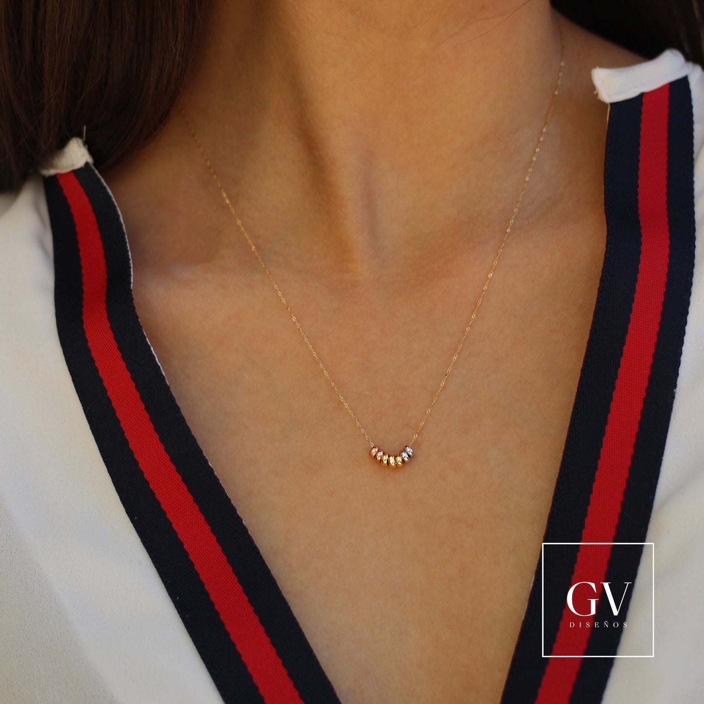 MODELO CON COLLAR DE AROS SEMANARIO, COIN COLLAR DE AROS DE LA SUERTE ORO FLORENTINO