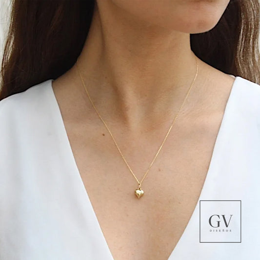 modelo con corazon de oro en el cuello, collar de corazon de oro 14 kilates