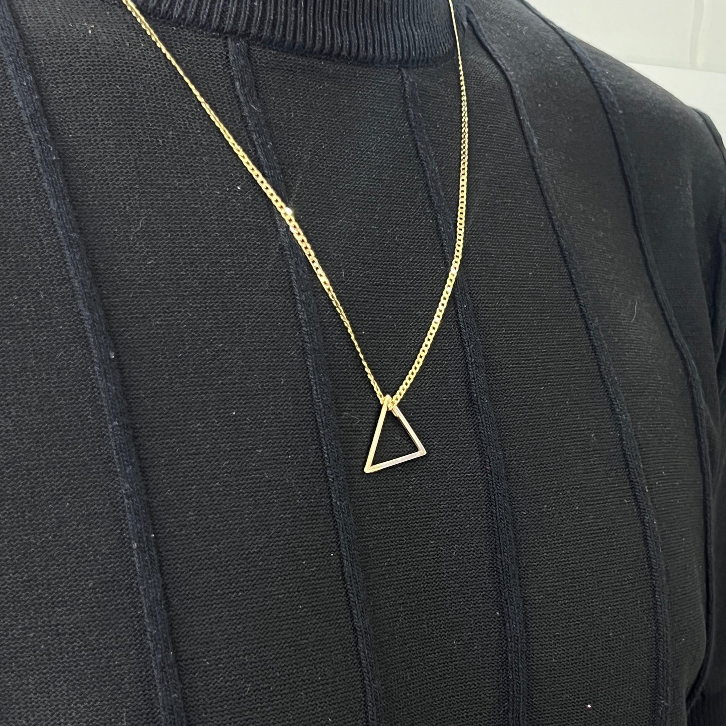 DIJE DE ORO SÓLIDO 10K Y 14K DISEÑO TRIANGULO SENCILLO
