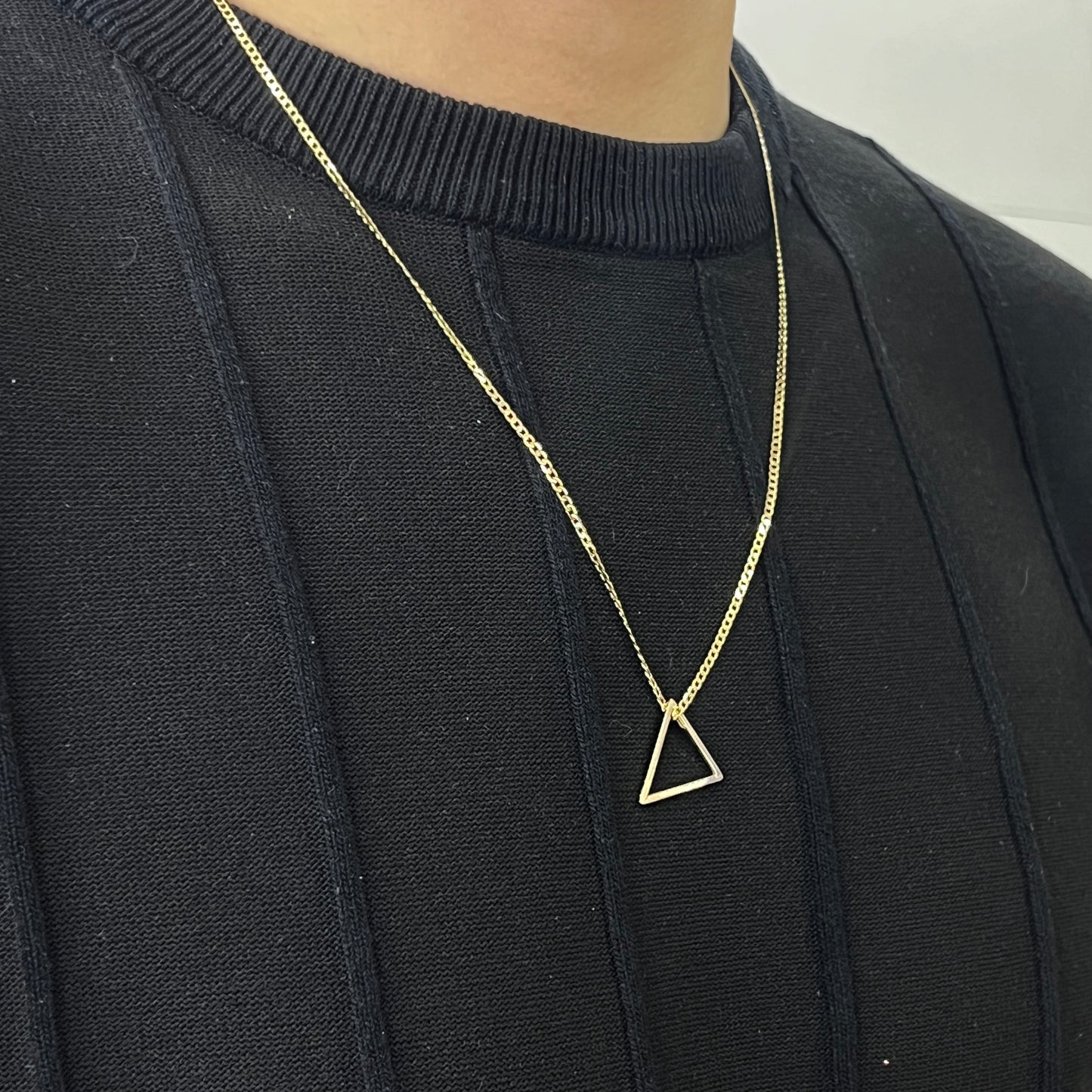DIJE DE ORO SÓLIDO 10K Y 14K DISEÑO TRIANGULO SENCILLO