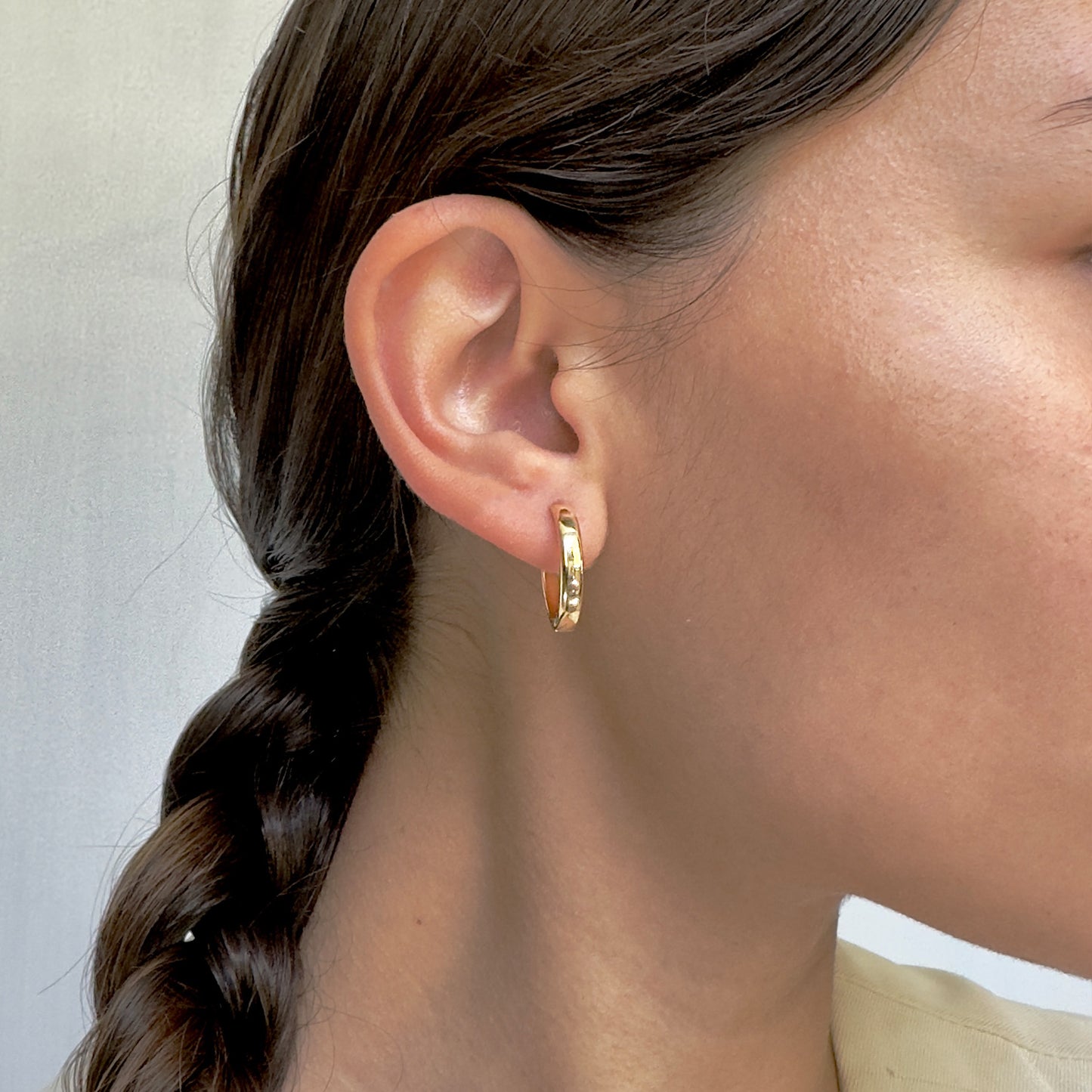 ARETES COQUETAS ORO 14 KILATES LISAS 1.8 CM DIA X 3 MM ANCHO