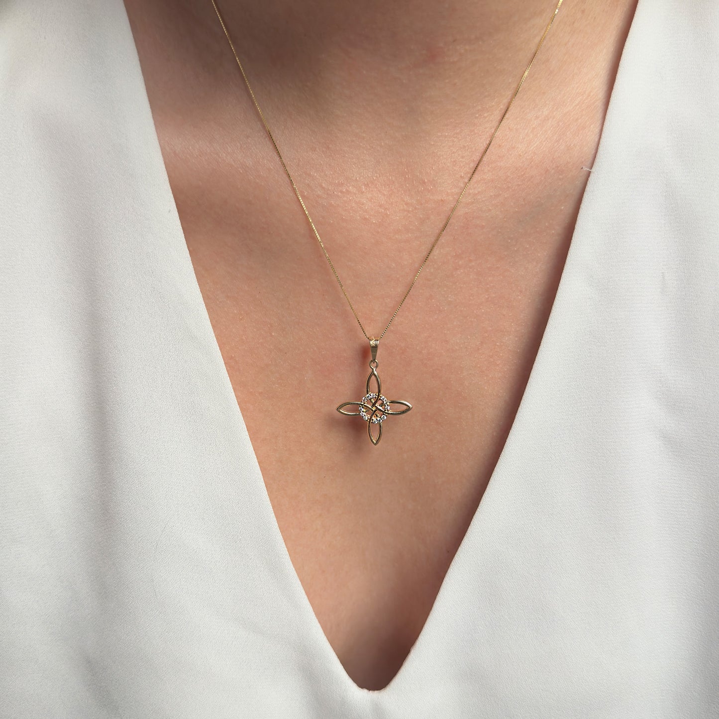 DIJE DE ORO SÓLIDO 10K Y 14K DISEÑO NUDO DE BRUJA