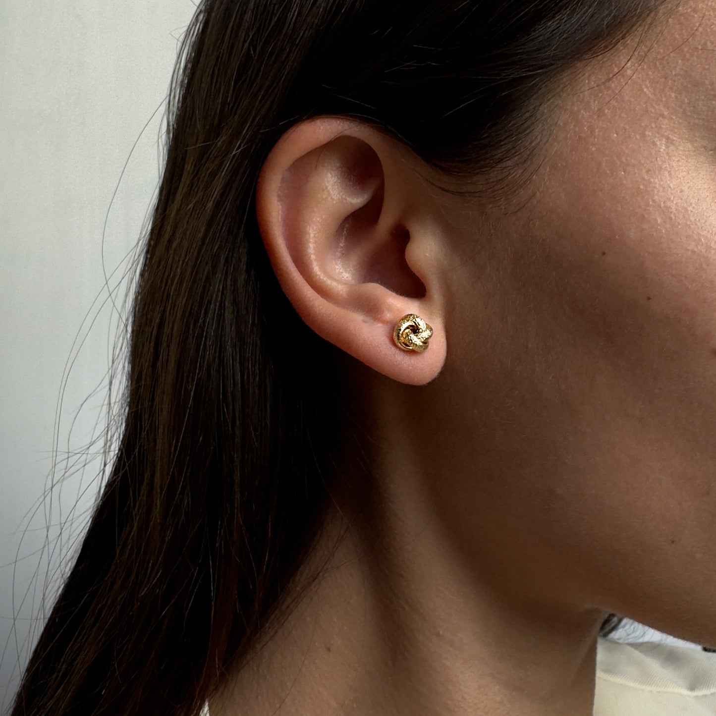 Aretes de Oro Florentino 14 Kilates Diseño Nudos 4 Hilos Satinados Dorados Medianos