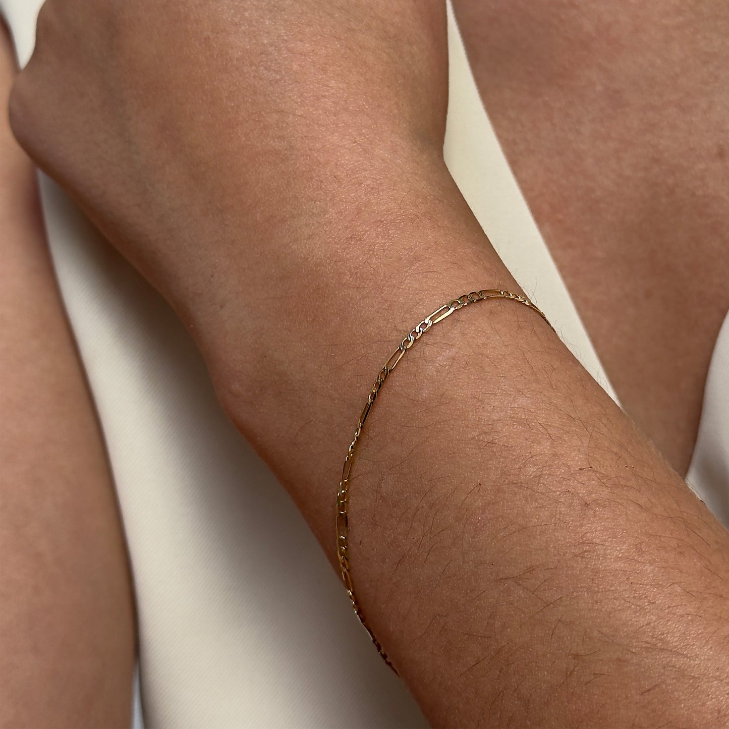 Pulso de Oro 10K Kilates Tejido Figaro 3x1 2 mm Cal 2 18 CM