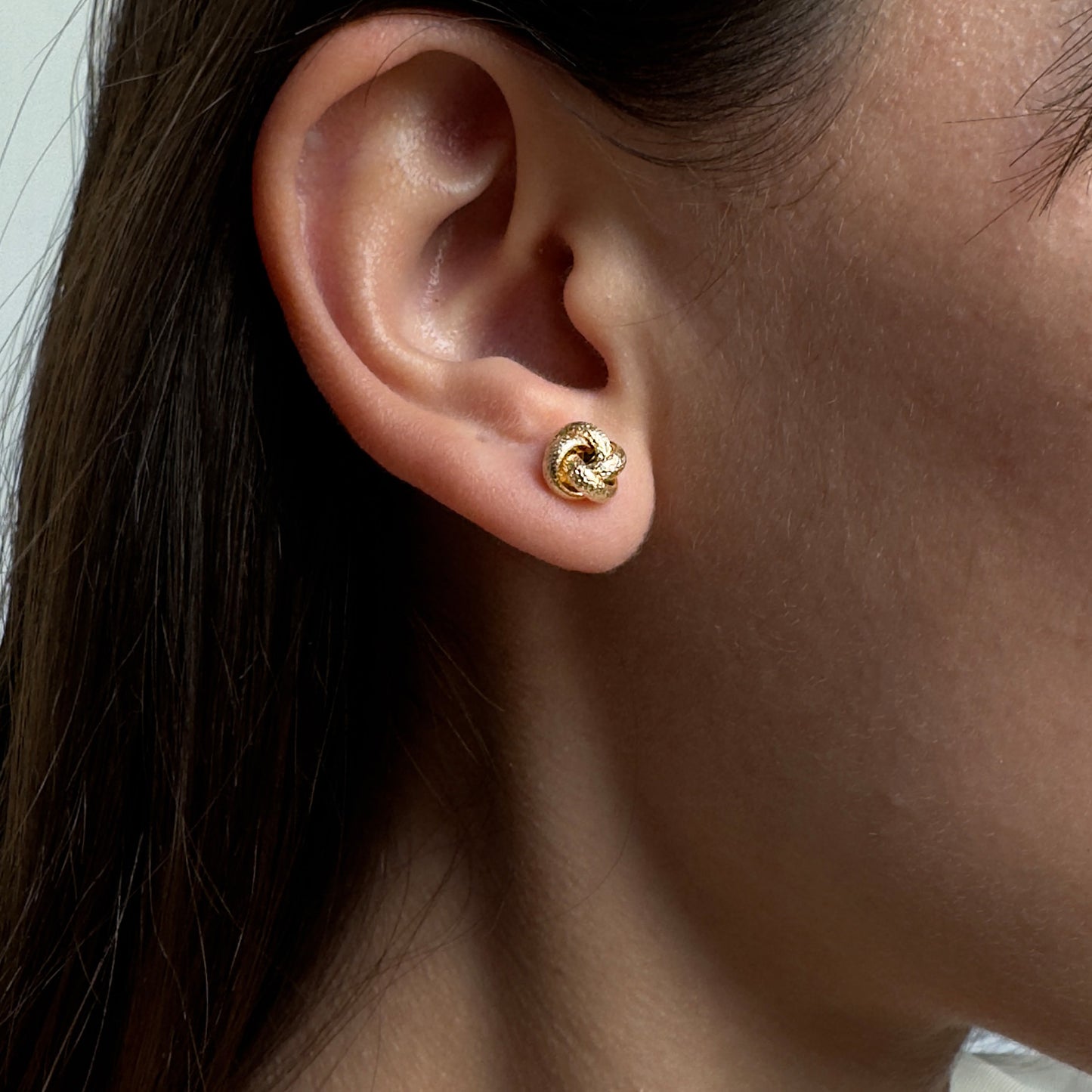 Aretes de Oro Florentino 14 Kilates Diseño Nudos 4 Hilos Satinados Dorados Medianos
