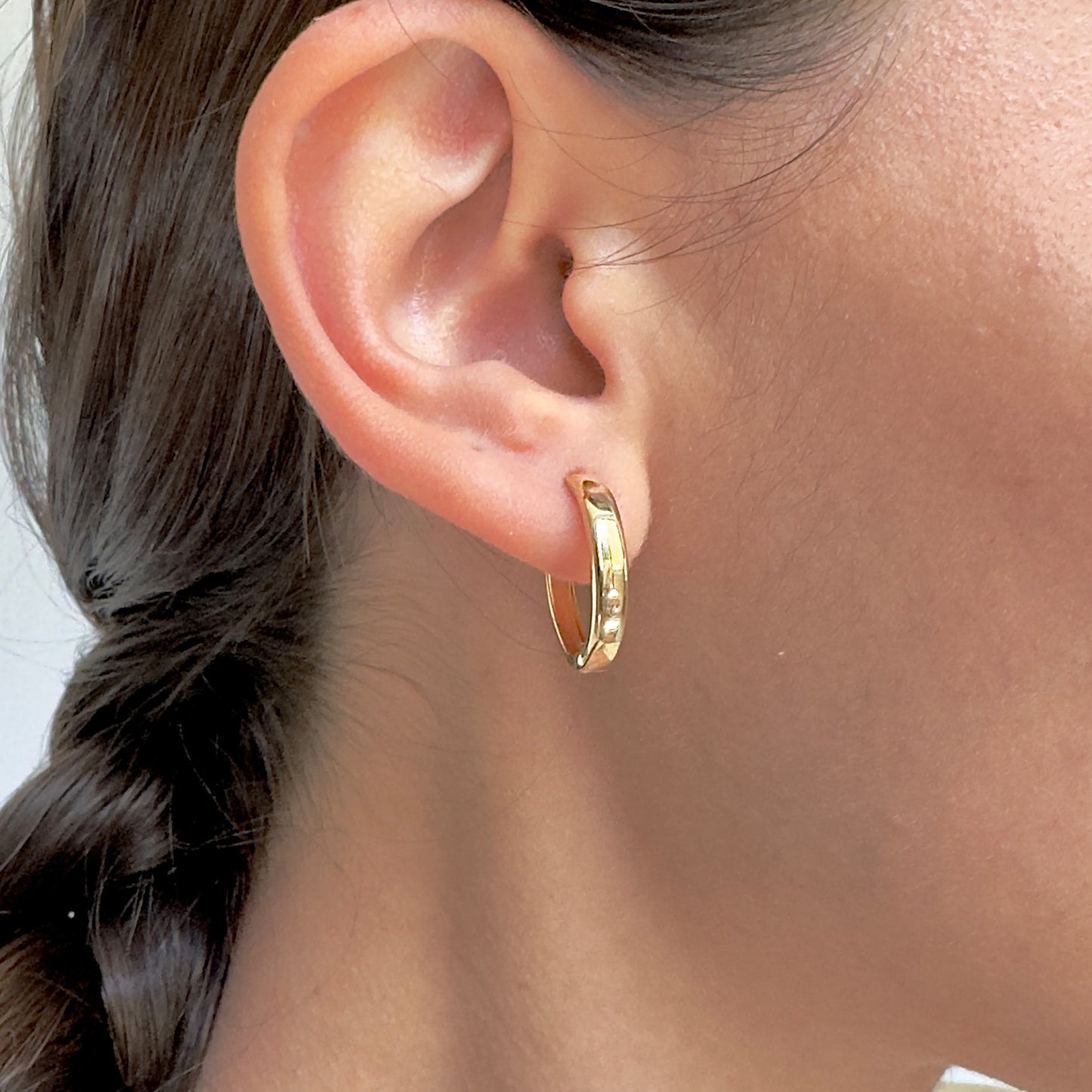 ARETES COQUETAS ORO 14 KILATES LISAS 1.8 CM DIA X 3 MM ANCHO