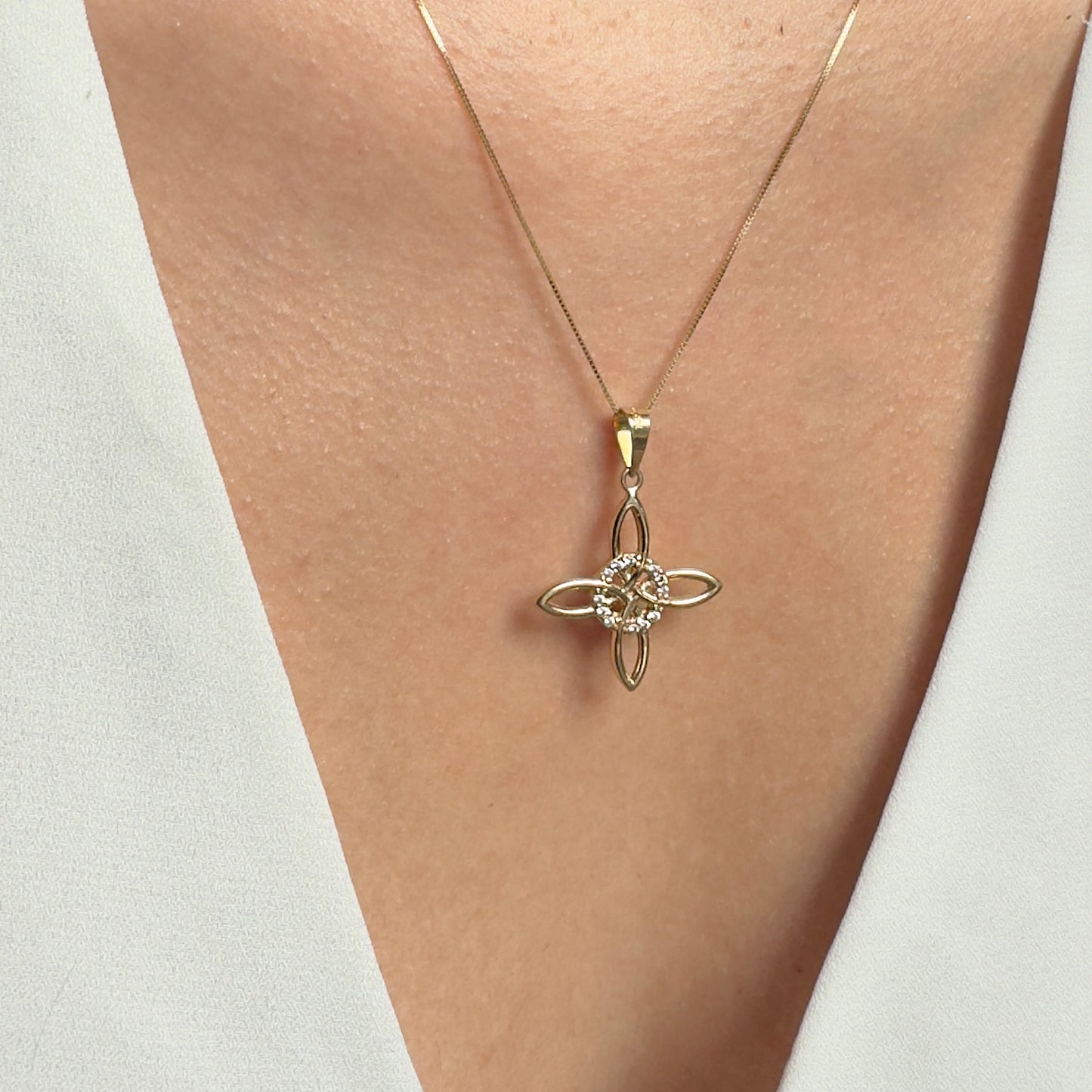 DIJE DE ORO SÓLIDO 10K Y 14K DISEÑO NUDO DE BRUJA