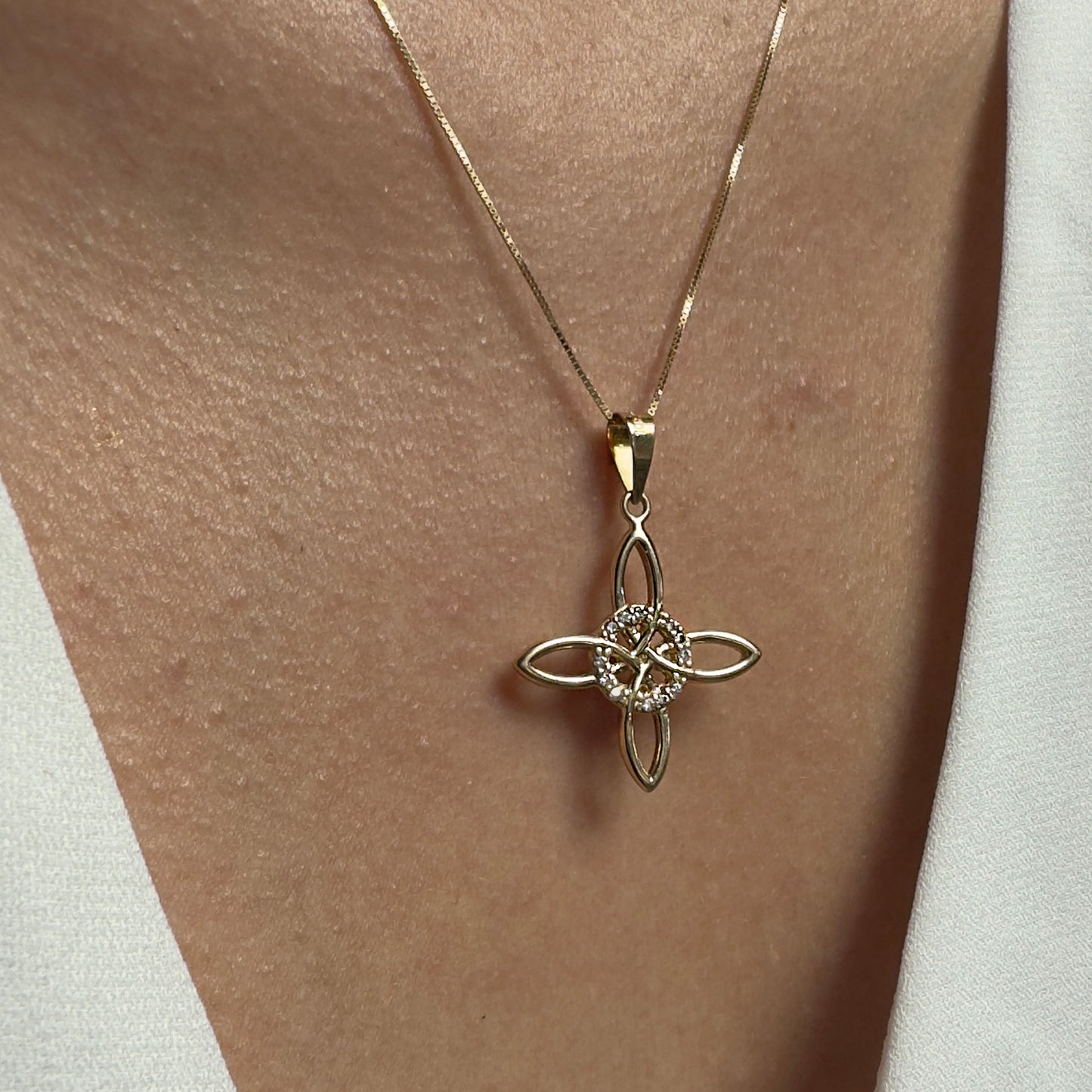 DIJE DE ORO SÓLIDO 10K Y 14K DISEÑO NUDO DE BRUJA