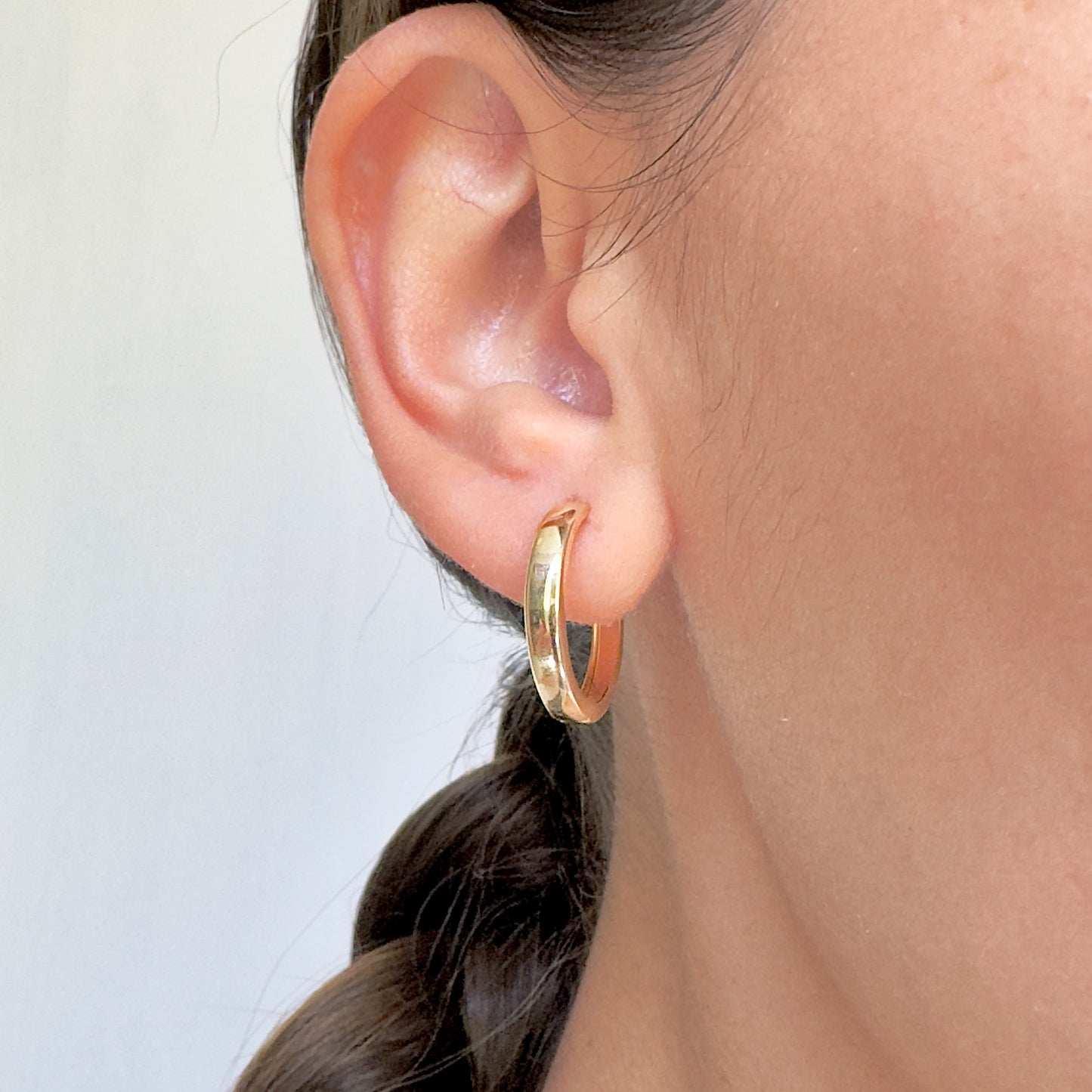 ARETES COQUETAS ORO 14 KILATES LISAS 1.8 CM DIA X 3 MM ANCHO