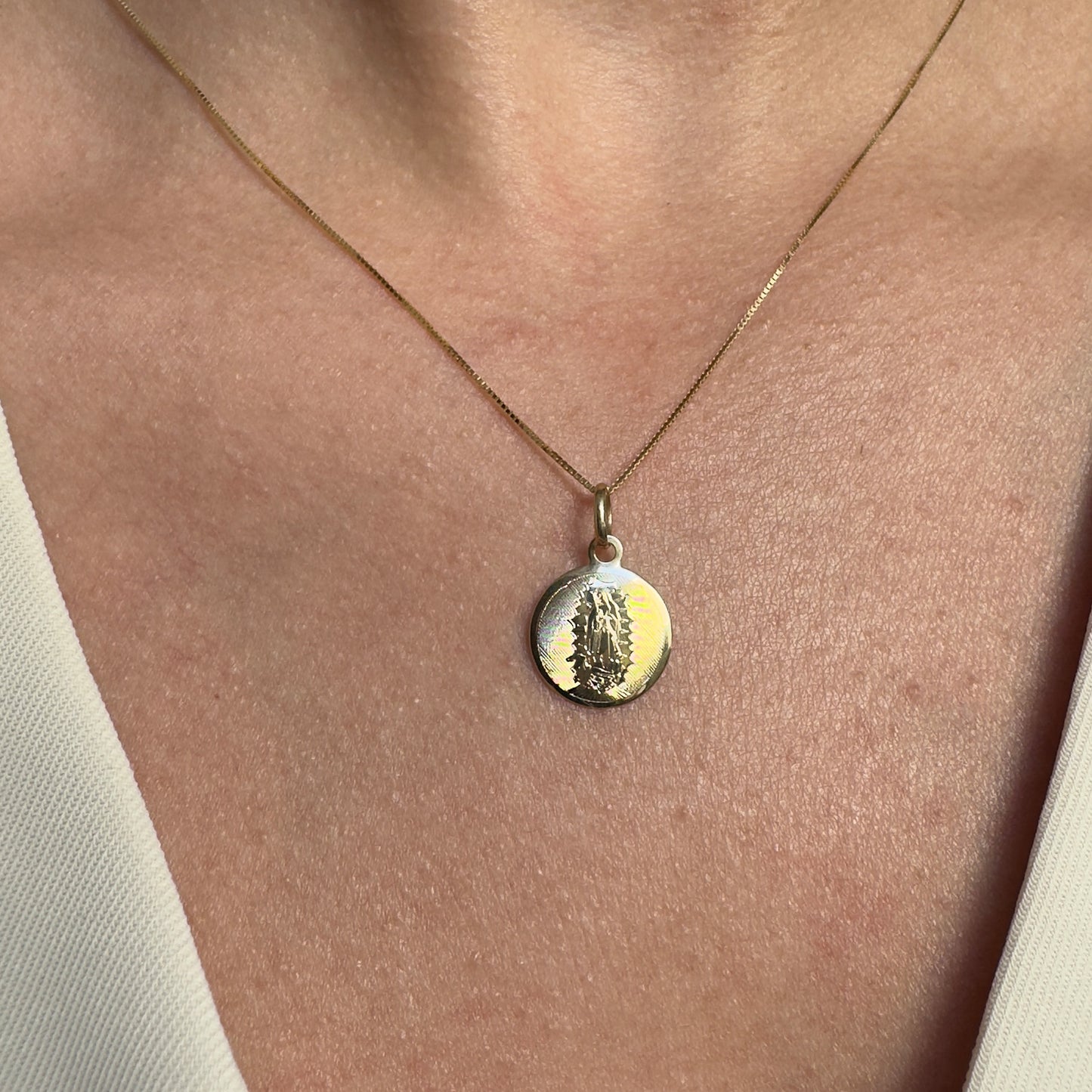 DIJE MEDALLA ORO 14K KILATES REDONDA VIRGEN GUADALUPE 1.2 CM