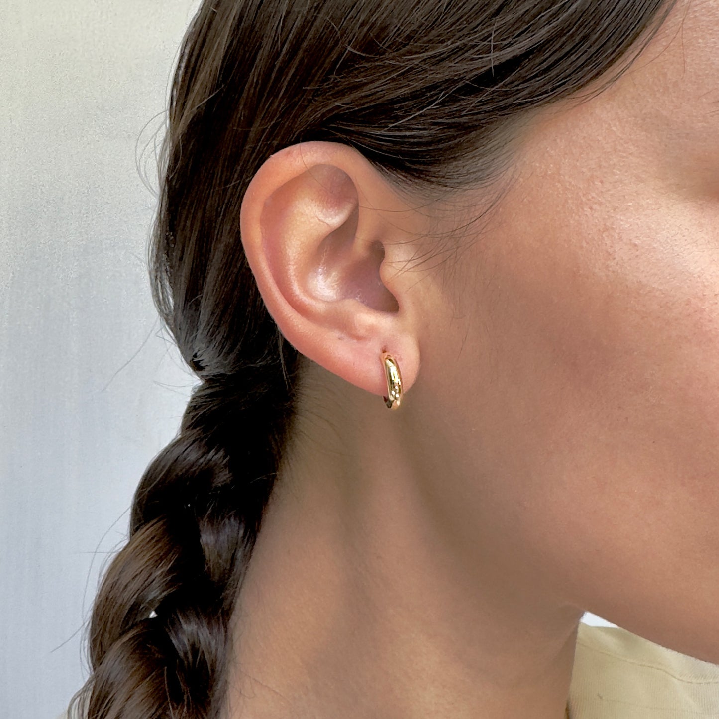 ARETES COQUETAS ORO 14 KILATES LISAS 1.3 CM DI X 3.5 MM ANCHO
