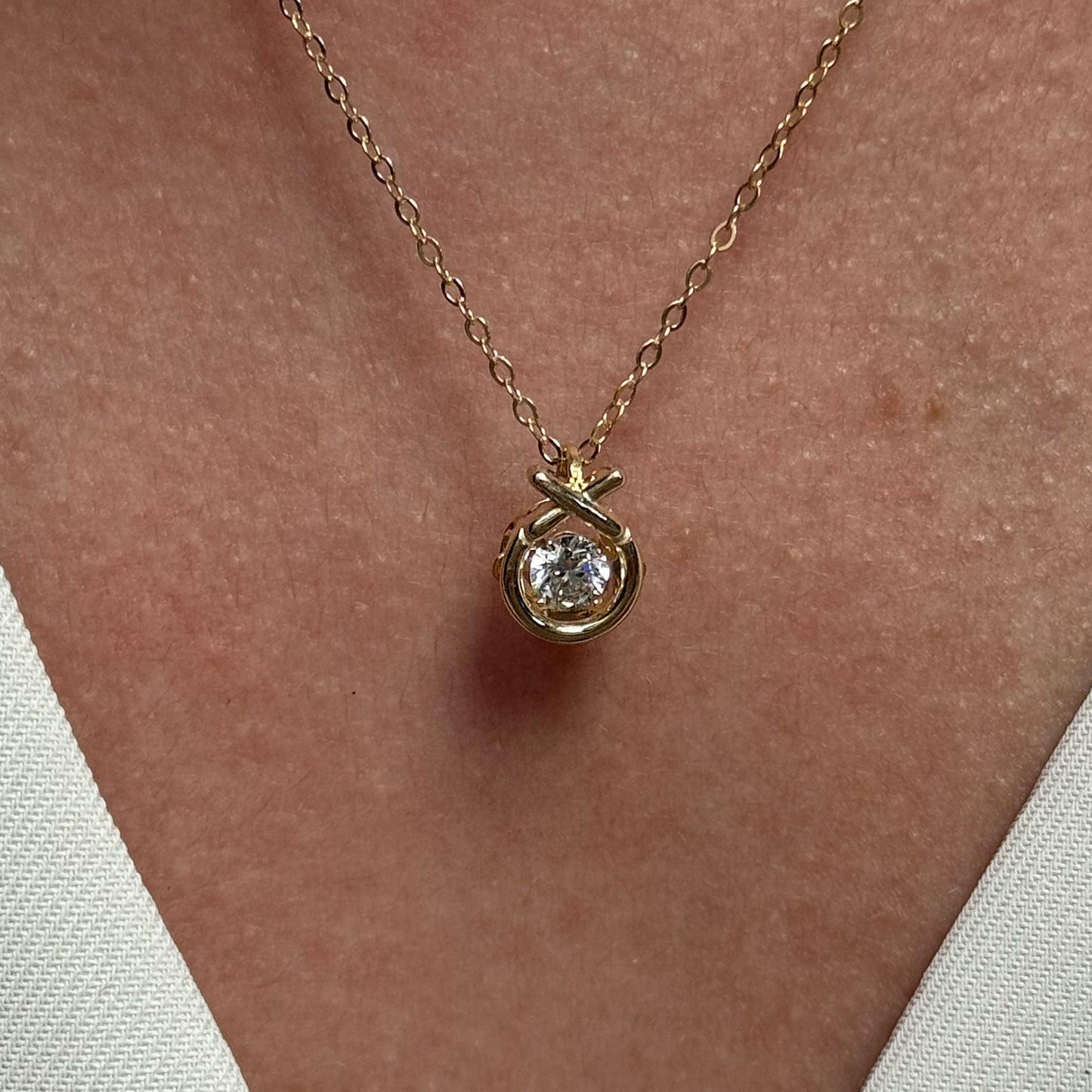 Collar Gargantilla Oro 10K Kilates Diseño XO con Brillante Flotante 45 cm