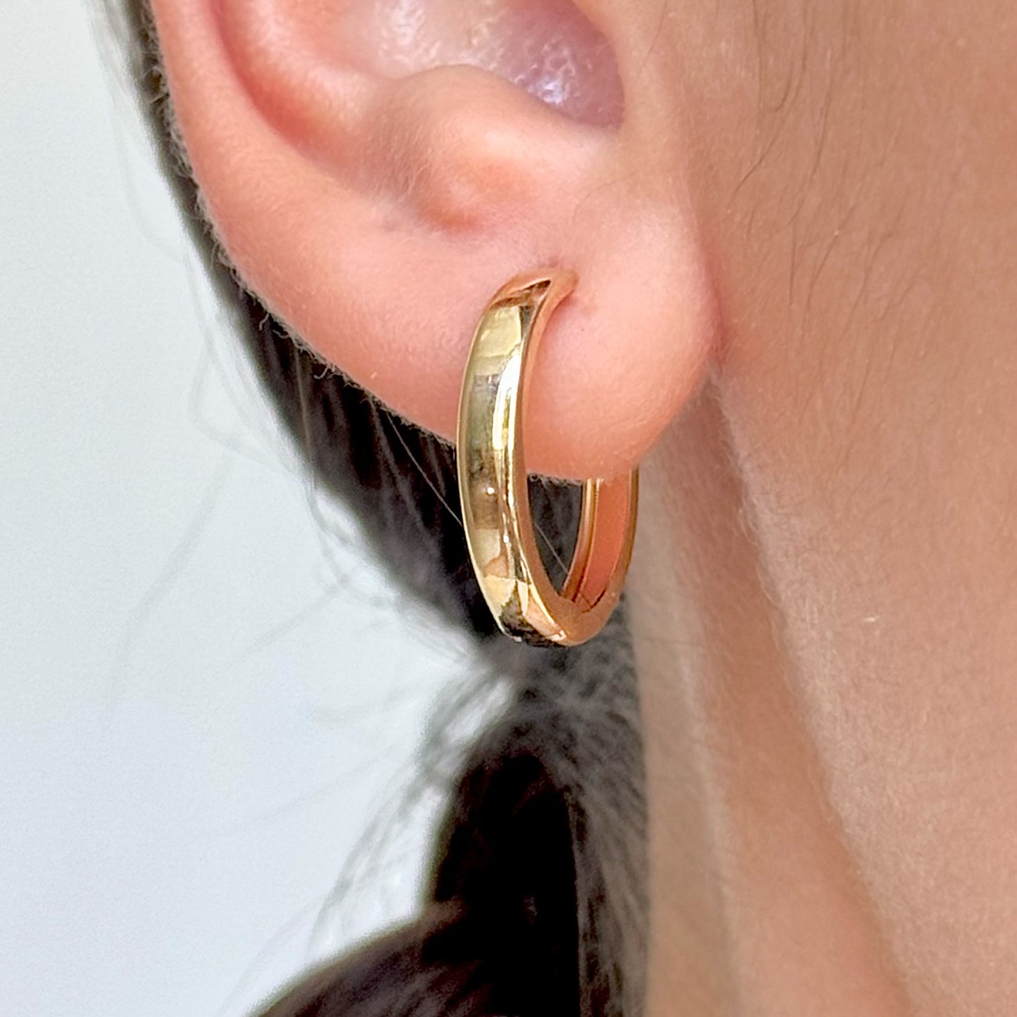 ARETES COQUETAS ORO 14 KILATES LISAS 1.8 CM DIA X 3 MM ANCHO